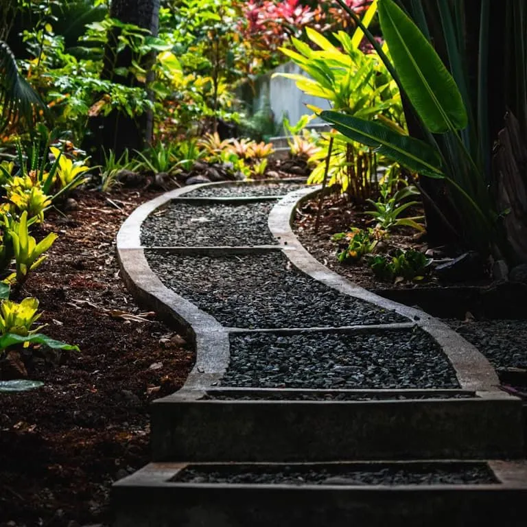 Garten mit Wegen und Sitzbereich