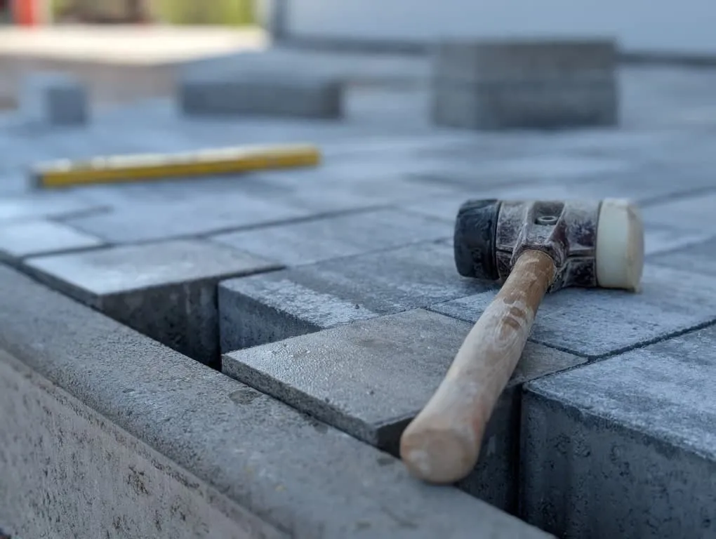 Hammer auf Holz