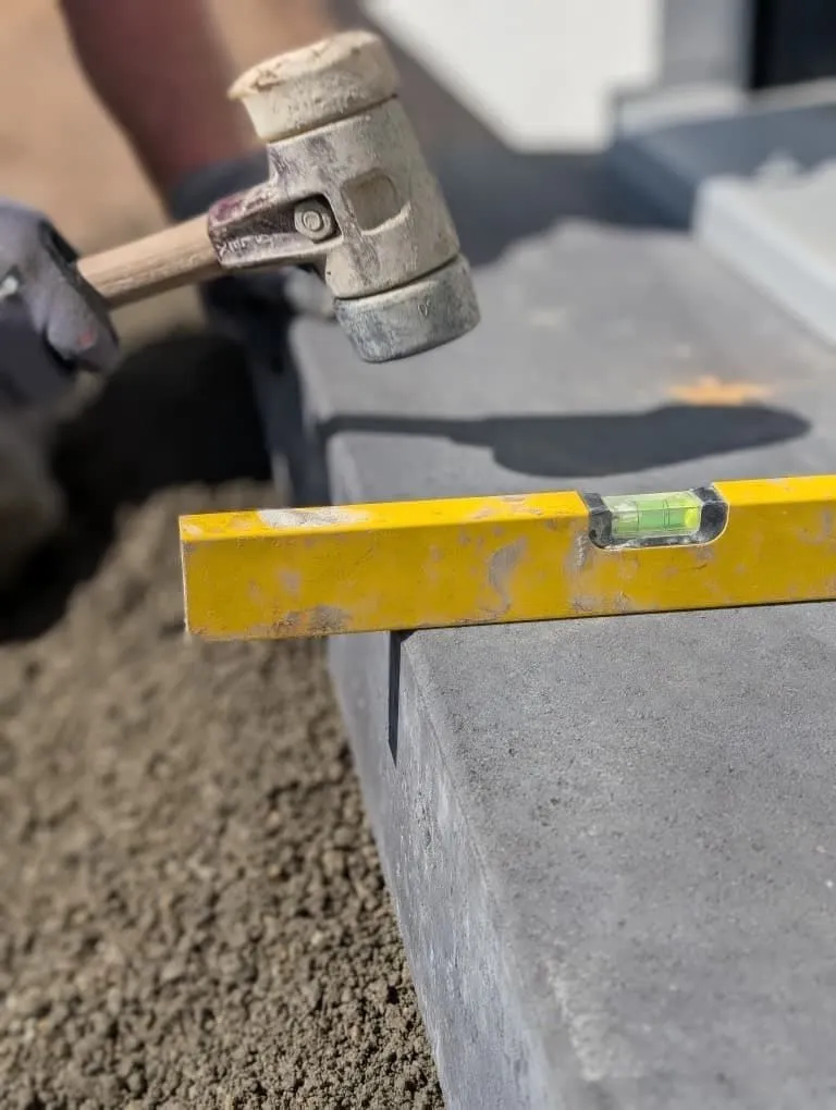 Handwerker mit Hammer und Wasserwaage